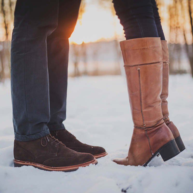 Paires de chaussures dans la neige