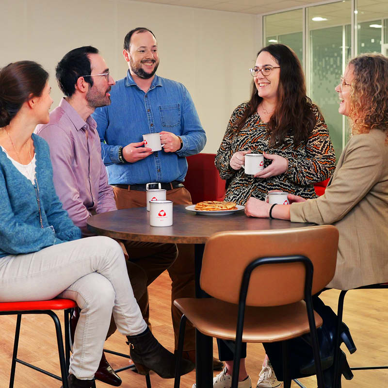 Collègues partageant un café