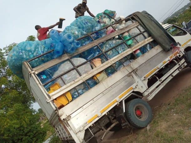 Camion transportant des déchets plastiques